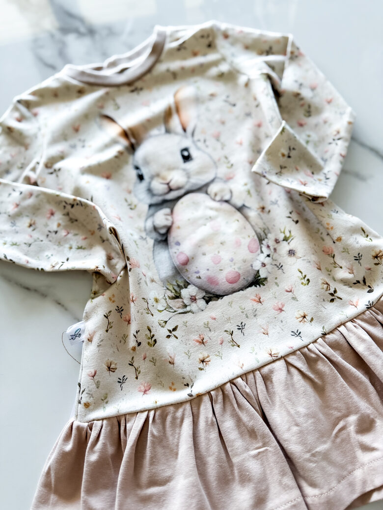 Paneļkleita "Zaķis ar olu"