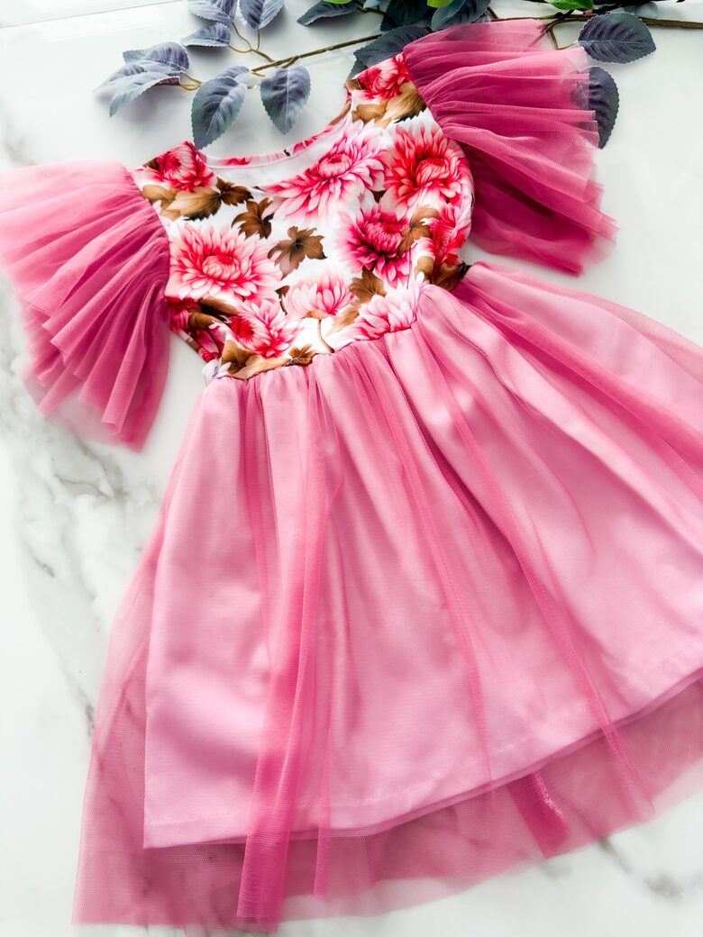 Kleita ar tillu "Piesātināti rozā"