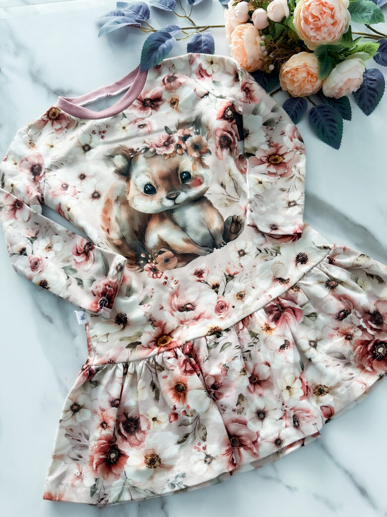 Kleita "Vāverīte ar ziediem"