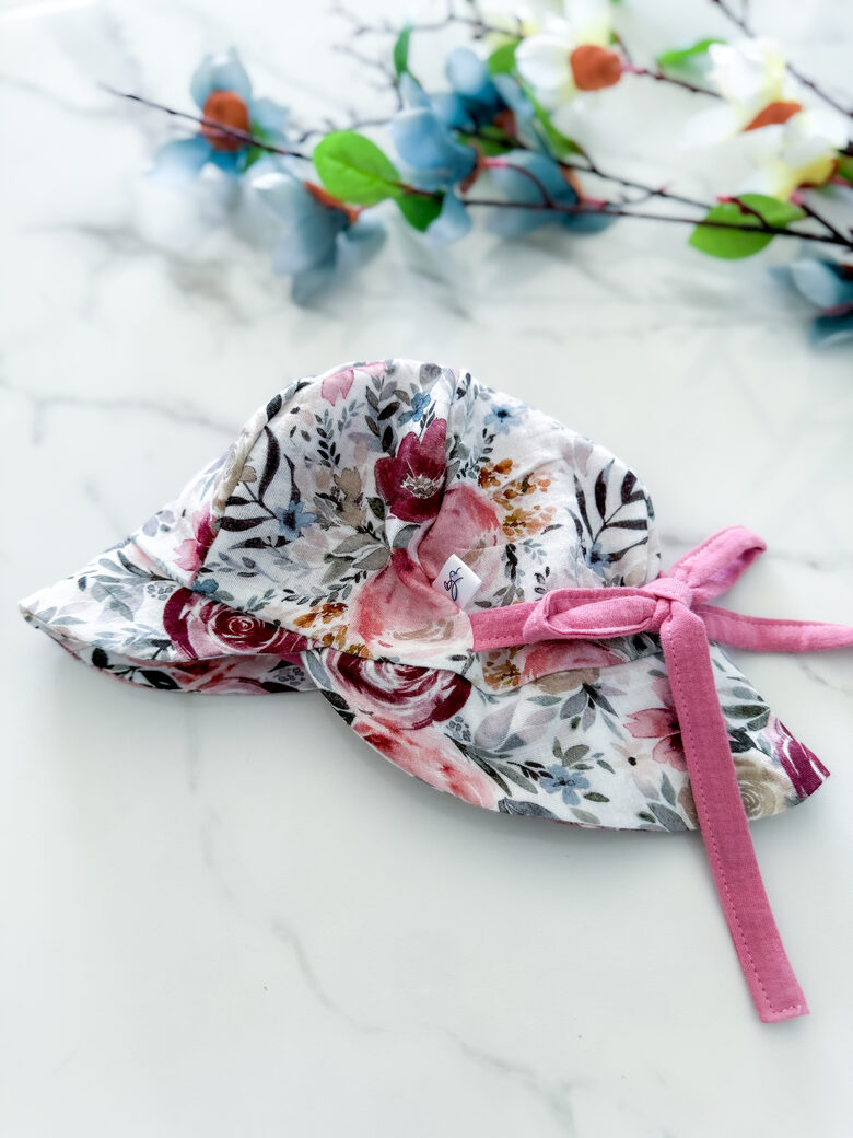 Muslīna cepure "Bordo ziediņi"