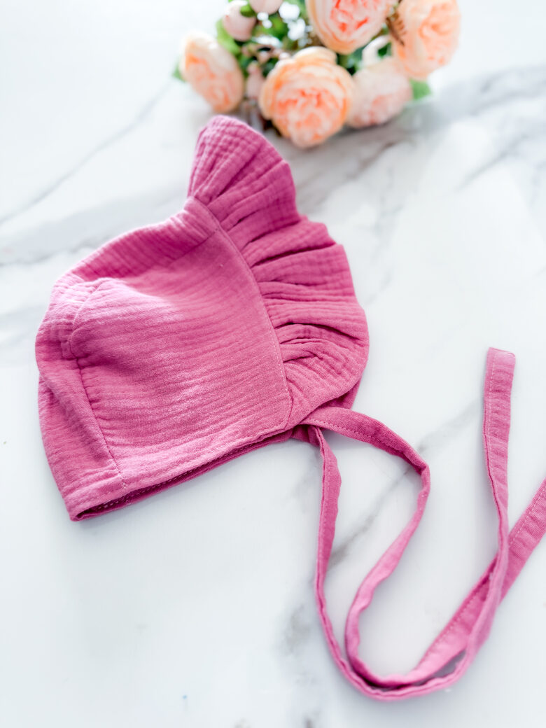 Muslīna sienama cepure ar volānu  dubulta "Plūmju mākonītis"