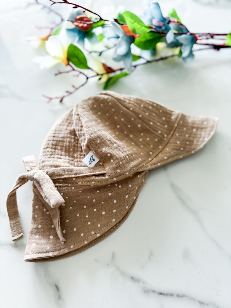 Muslina cepure "Bēšie pumpiņas"