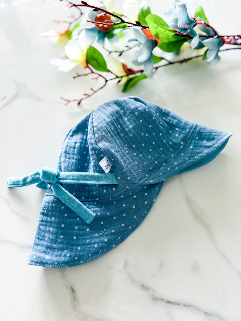 Muslina cepure "Zilie pumpiņas"