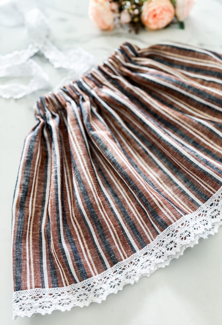 Tautiskie svārki ar kokvilnas mežģīni "Dabas svītras"