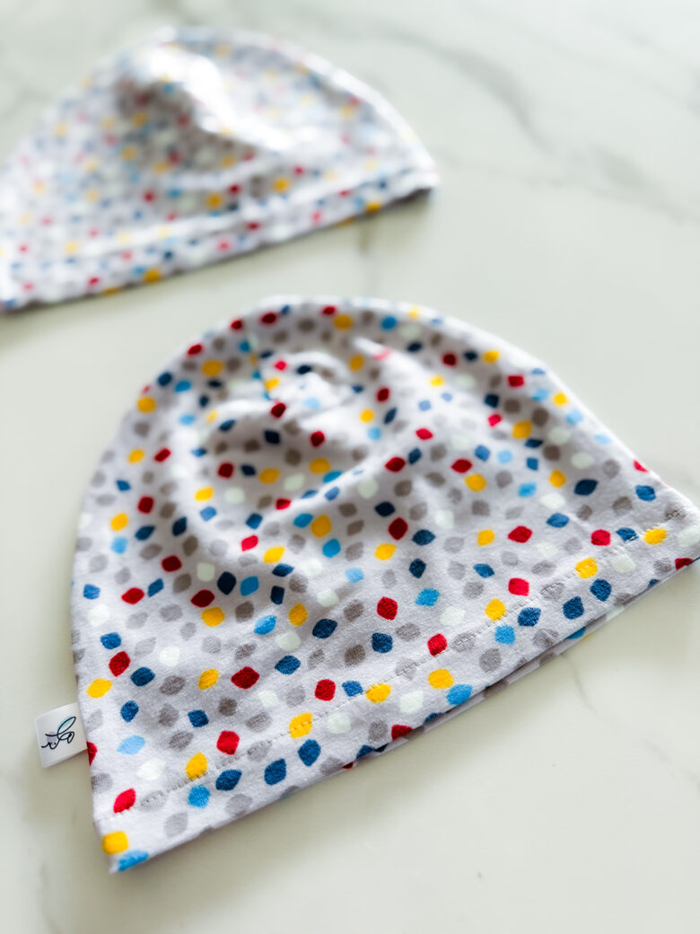 Plānā bezoderes cepure "Krāsainie robmiņi"