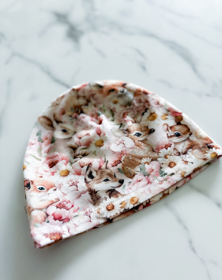 Plānā bezoderes cepure "Ziedu meža zvēri"