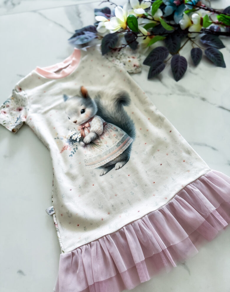 Kleita ar tilla volānu "Vāverīte ar ziedu pušķi"