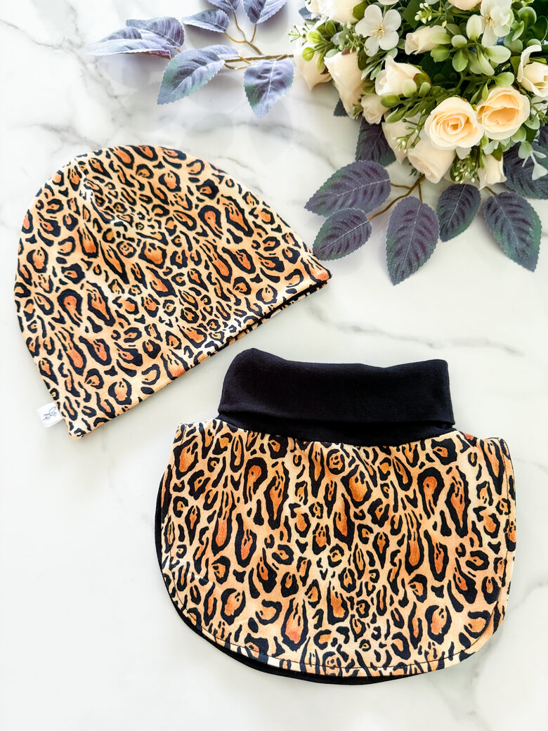 Starpsezonas cepure ar apkakles šalli "Leopards"