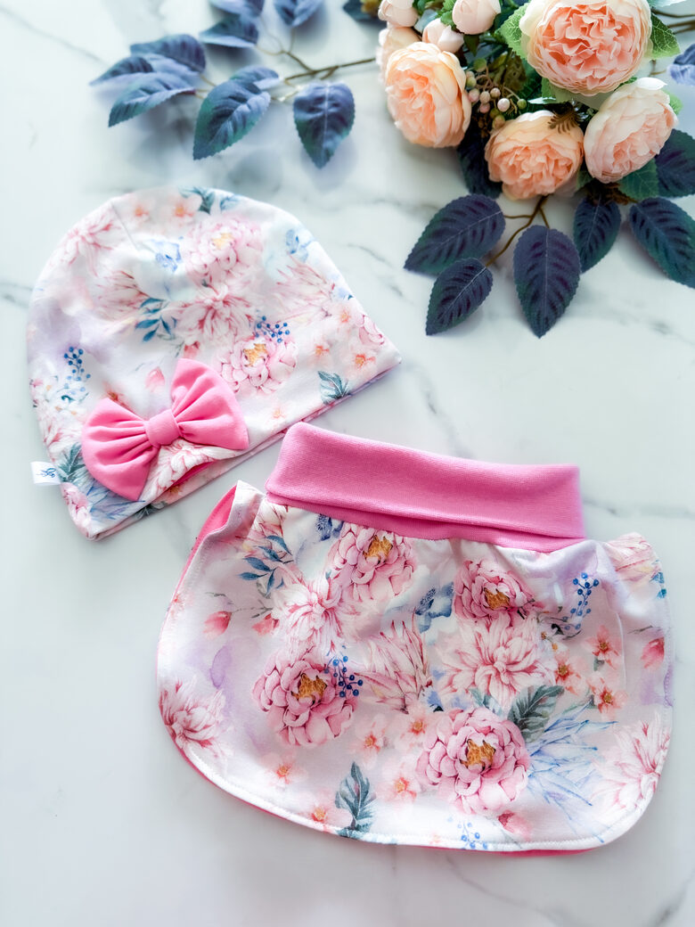 Starpsezonas cepure ar apkakles šalli "Maigās peonijas"