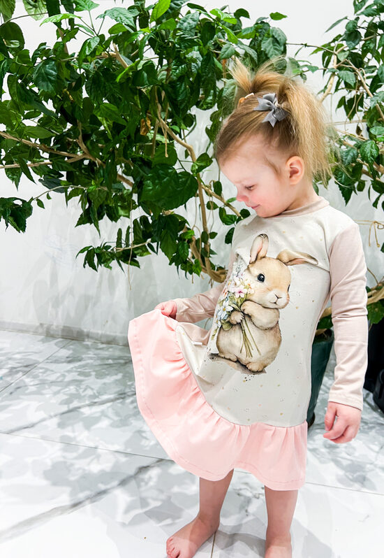 Paneļkleita "Zaķēns ar ziedu pušķi"