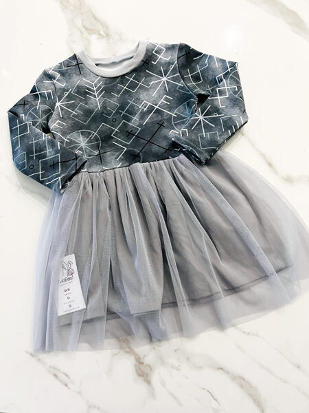 Latviskā kleita ar tillu "Pelēkās spēka zīmes"