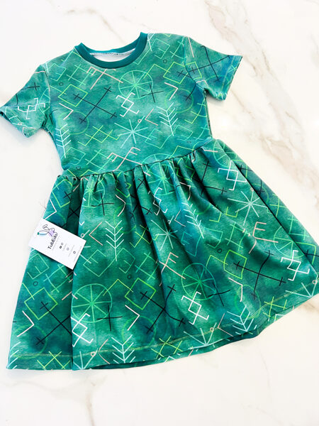 Latviskā kleita "Zaļās spēka zīmes"